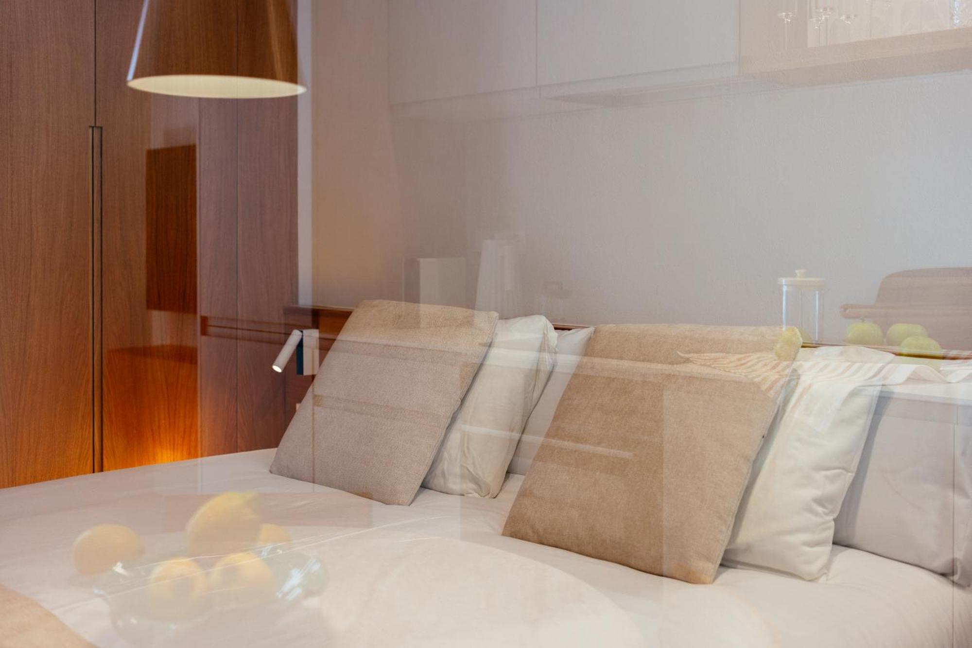 Appartamento Newly Renovated Stylish Eixample - Great Location Barcellona Esterno foto