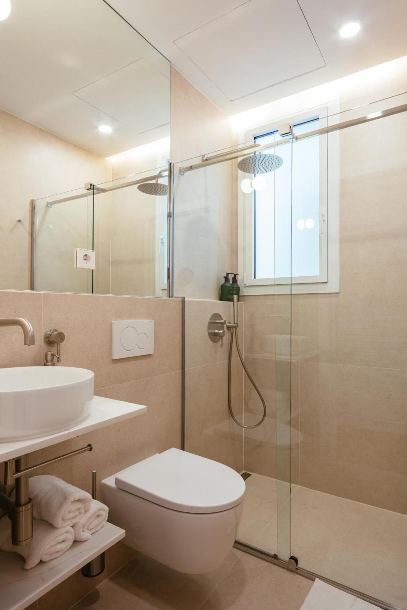Appartamento Newly Renovated Stylish Eixample - Great Location Barcellona Esterno foto
