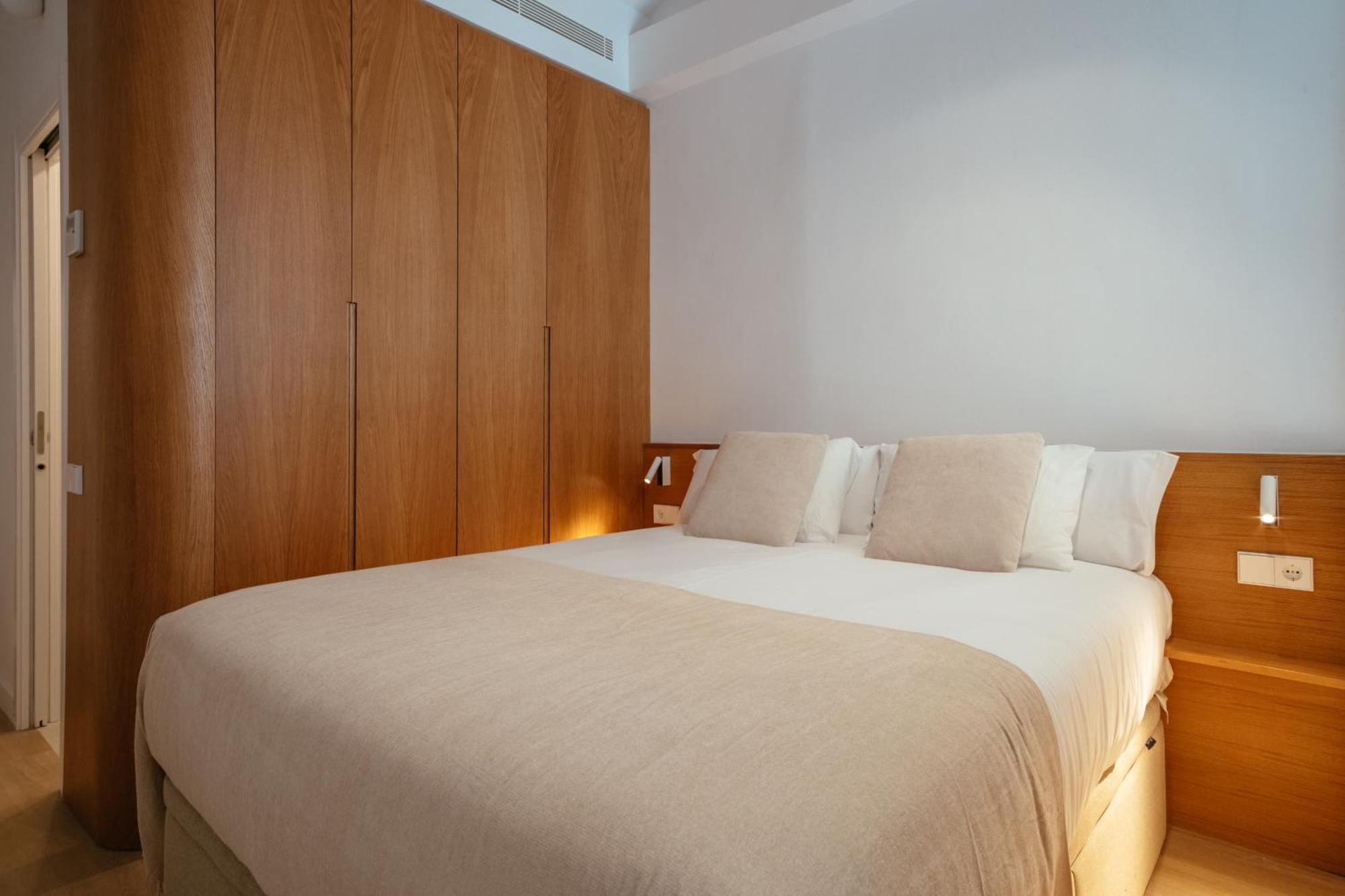 Appartamento Newly Renovated Stylish Eixample - Great Location Barcellona Esterno foto