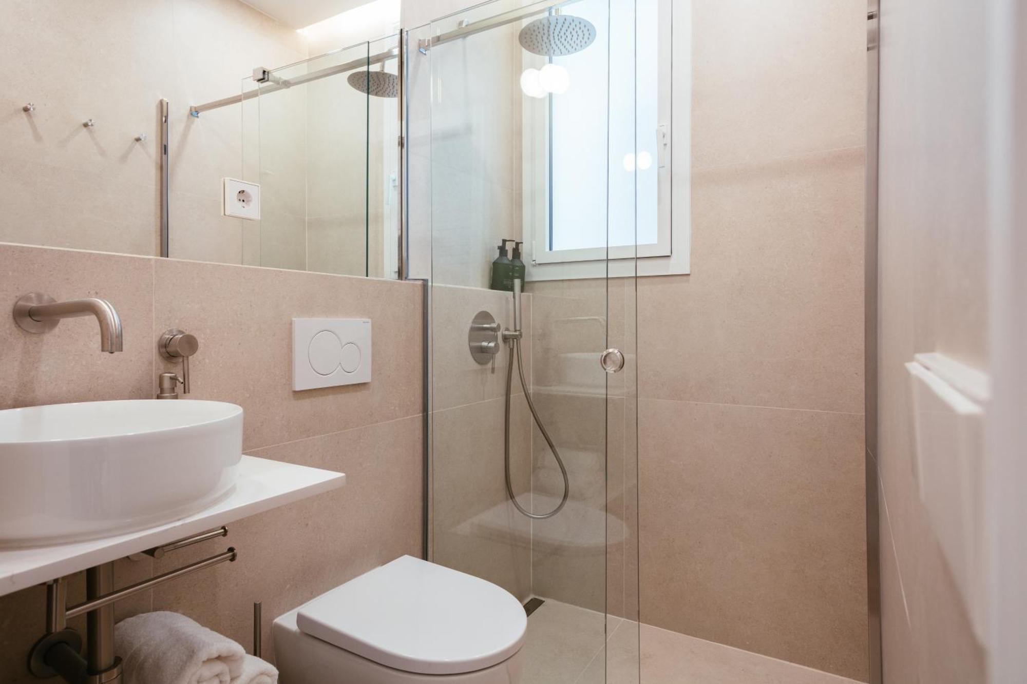 Newly Renovated Stylish Eixample - Great Location Barcellona Esterno foto