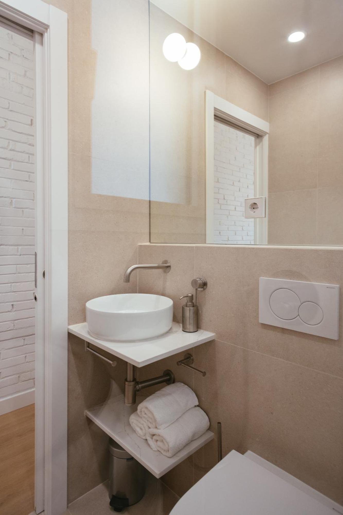 Newly Renovated Stylish Eixample - Great Location Barcellona Esterno foto